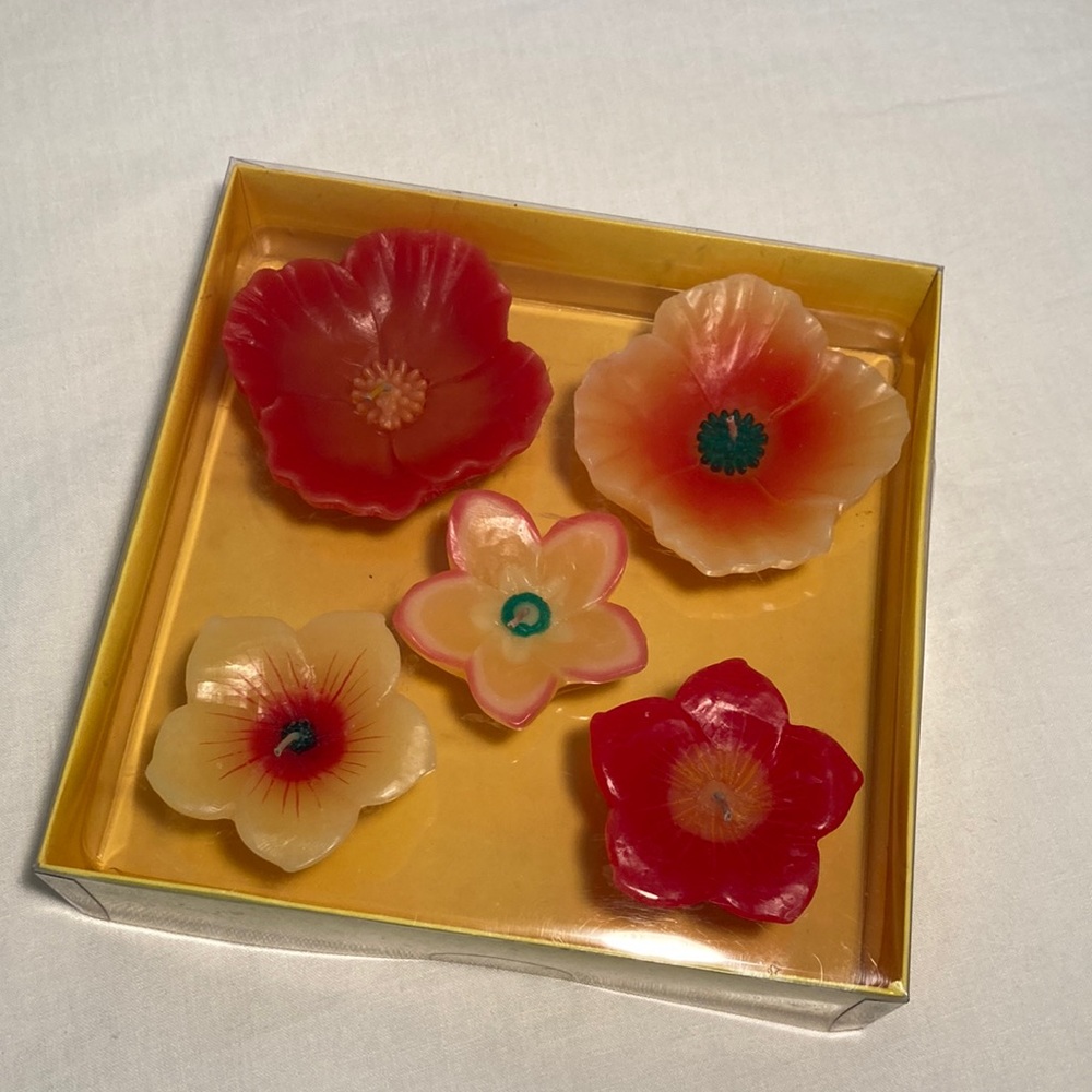 Crate&Barrel flower floating candles New in box